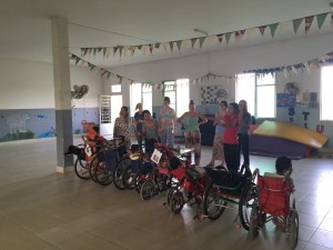 Deltager med handicap på et inkluderende frivilligprojekt