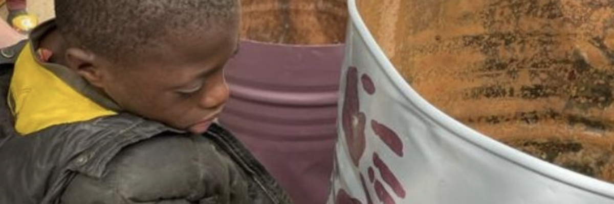 Praktikant fra kunstakademiet i Senegal