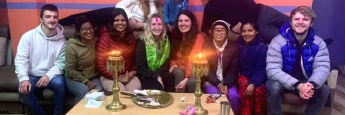 Frivilligt osteopatiforløb i Nepal – VITA Explorers deler et hyggeligt øjeblik med deres lokale værtsfamilie
