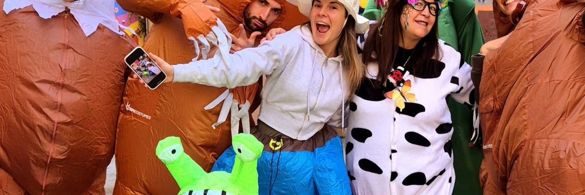 Unge deltagere udklædt som dyr og sjove figurer under en festlig aktivitet arrangeret af VITA som en del af et frivilligt forløb for unge under 18 år.