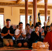 VITA-deltagere besøger et buddhistisk tempel under deres frivilligophold i Cambodja