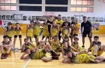 Hold af unge basketballspillere i Córdoba, Argentina, guidet af VITA Explorers fra VITA’s sportsprogram.