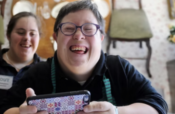 Gruppe af VITA Explorers på inklusionshostellet i Barcelona på et socialt ophold