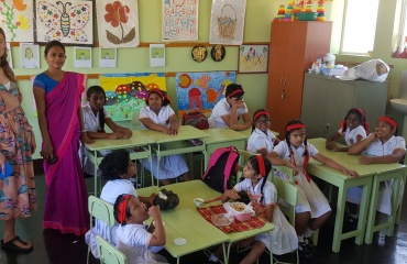 Studerende i praktik på en skole i Sri Lanka