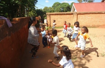 Frikvarter og leg for børn på en skole i Madagaskar