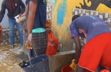 Deltagere, der renoverer et modtagecenter for talibé-drenge i Senegal