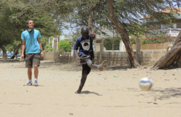 Frivillige deltagere i et forløb i Senegal sammen med talibé-børn