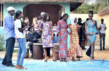 Studerende i praktik i management i Senegal