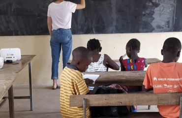Studerende i pædagogisk arbejde med småbørn på et børnecenter i Senegal
