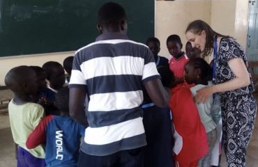 Praktikant i uddannelsesvidenskab på et børnecenter i Senegal