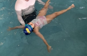 VITA Explorer hjælper en pige med at flyde i en swimmingpool under en svømmeundervisning i Córdoba, Argentina.