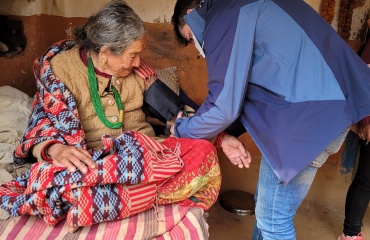 Frivilligt ophold i osteopati i Nepal – en VITA Explorer giver behandling til en ældre kvinde i et landligt hjem