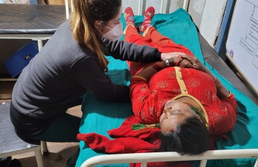 Frivilligt ophold med osteopati i Nepal – en VITA Explorer giver manuel behandling til en patient på et lokalt sundhedscenter