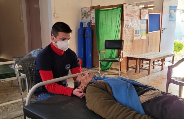 Frivilligt osteopatiophold i Nepal – en VITA Explorer giver osteopatisk behandling til en patient på et hospital i landdistrikterne