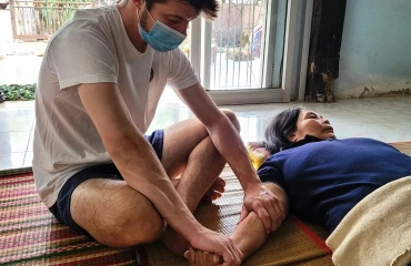 Frivilligt ophold i osteopati i Nepal – en VITA Explorer giver manuel behandling til en patient, der ligger ned