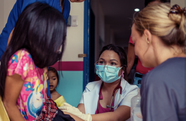 Pædiatrisk konsultation gennemført af VITA Explorers under et internationalt forløb på en landklinik