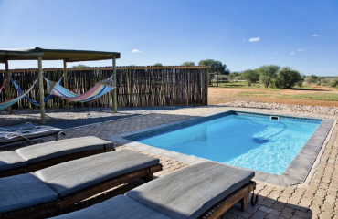 Afslapningsområde med pool og hængekøjer forbeholdt VITA Explorers i Namibia på projektets indkvarteringssted til det pædagogiske forløb.