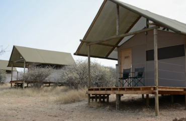 Komfortabelt indrettede telte til VITA Explorers i Namibia – en autentisk base midt i savannen.
