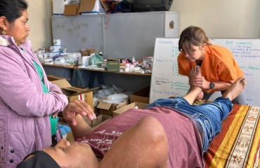 Fysioterapeutstuderende arbejder med en kichwa-patient