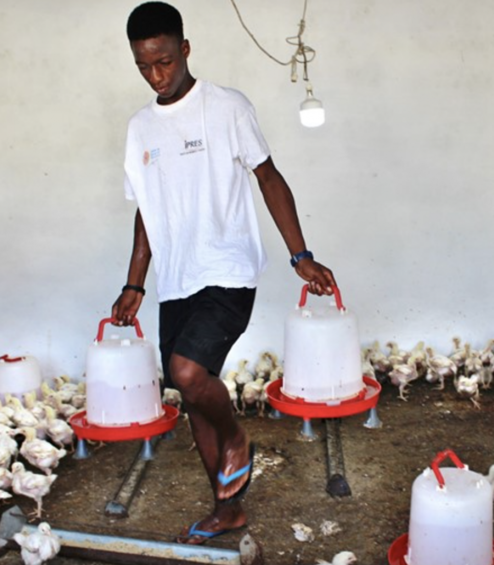 En talibé, der præsenterer sit iværksætterprojekt under et humanitært forløb