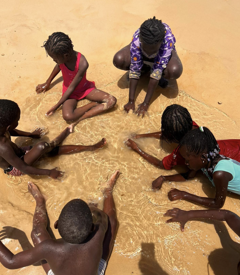 Frivillige på humanitært ophold i et børnecenter i Afrika