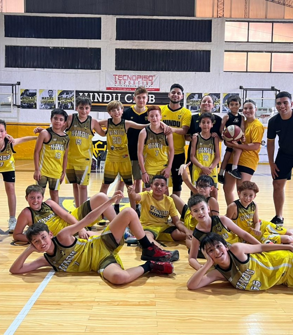 Hold af unge basketballspillere i Córdoba, Argentina, guidet af VITA Explorers fra VITA’s sportsprogram.