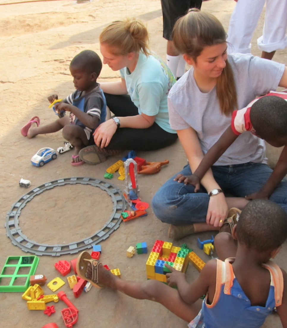 Frivillige i et børnecenter i Ghana