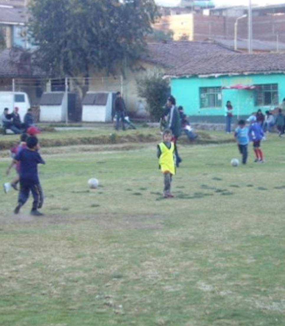 Praktik i en fodboldskole for børn i Cusco.