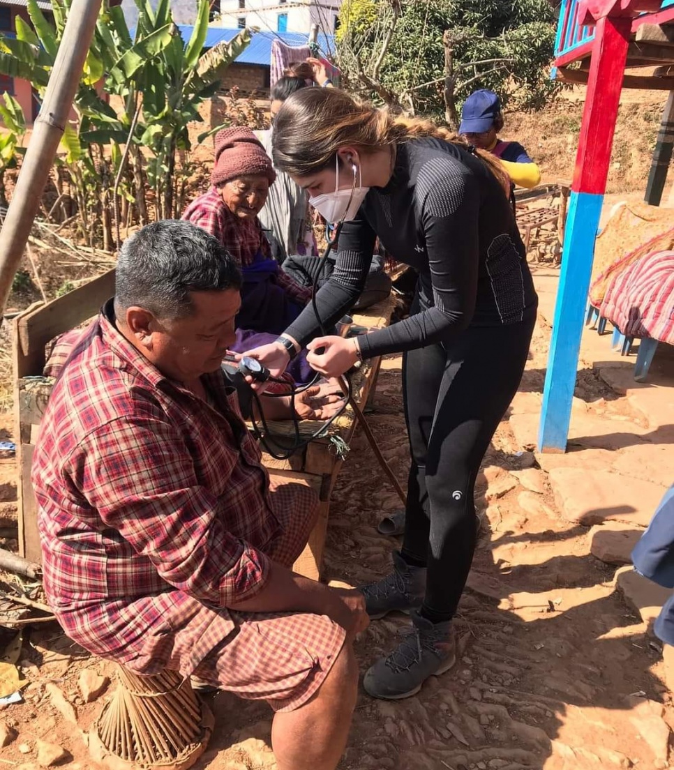 Frivilligt osteopatiforløb i Nepal – en VITA Explorer måler en patients blodtryk under en konsultation i en landsby på landet