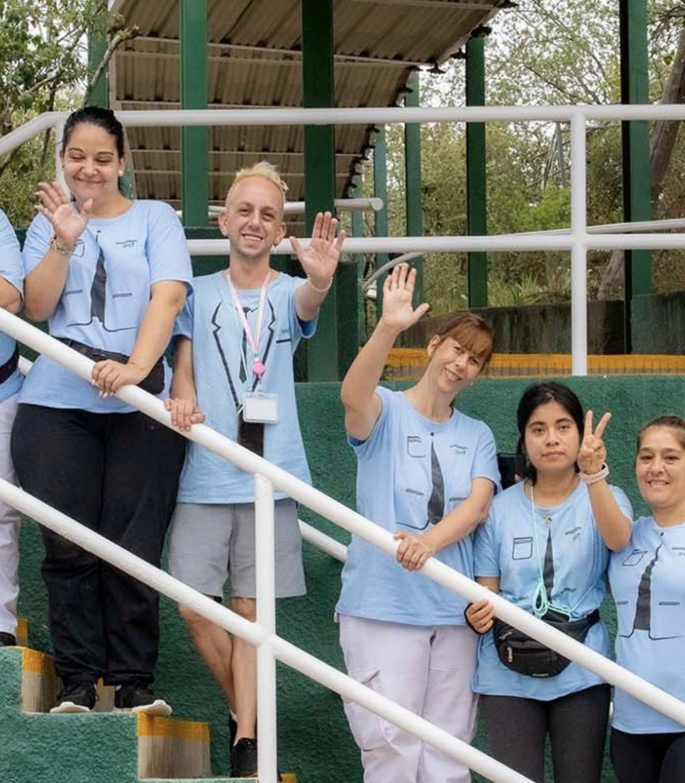 Smilende unge voksne med handicap i et inkluderende miljø i Spanien